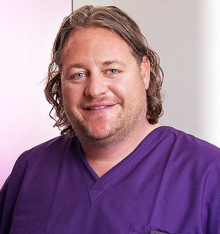 Dr. Kádár Bence - fogszakorvos, dentoalveolaris szájsebész szakorvos
