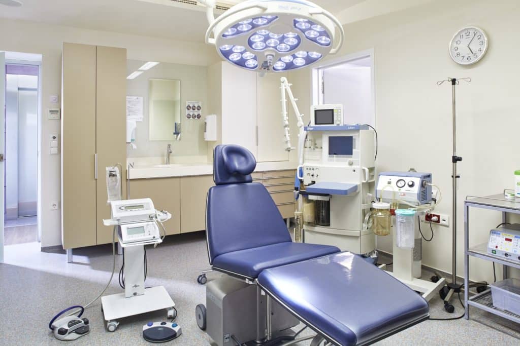 Soins dentaires sous anesthésie générale salle opération
